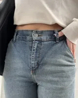 Pantalón de jean azul elastizado de tiro alto.