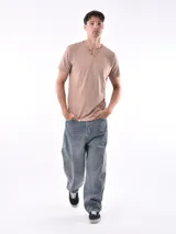 Remera celeste de corte slim con cuello henley y mangas cortas.
