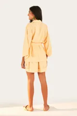 Short color amarillo claro, de tiro alto y corte holgado.