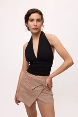 Top color marrón de lycra con escote halter y espalda descubierta.