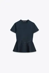 Top azul marino de punto con cuello redondo y manga corta. Tiene corte a la cintura y peplum en el bajo.