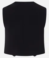 Chaleco negro de crepé con escote en V y abotonadura dorada. Corte slim y sin mangas.