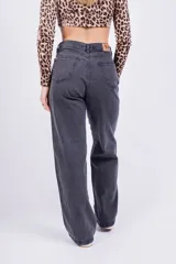 Pantalón de jean gris oscuro, corte recto y tiro alto.