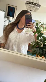 Collar corto de cuentas facetadas de color azul con cuentas más pequeñas entre las grandes.