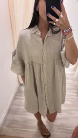 Vestido camisero azul de lino italiano, con cuello camisero, botones frontales, mangas 3/4 con doble volado y bolsillos laterales.