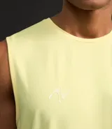 Musculosa deportiva amarilla de poliéster y elastano con tecnología Dry, corte regular, cuello redondo, laser cut y estampa localizada.