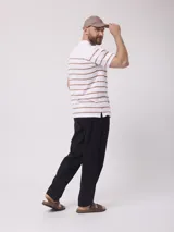 Remera de hombre blanca con rayas horizontales color marrón claro, cuello polo y mangas cortas.