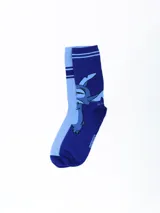 Pack de dos pares de medias de caña media con diseño de Stitch. Un par es azul claro con rayas horizontales y el otro es azul oscuro con el personaje de Stitch.