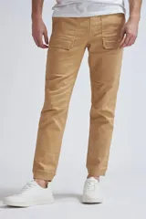 Pantalón cargo jogger color maíz claro, con bolsillos laterales y ajuste con cordón en la cintura.