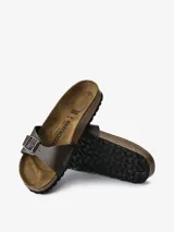 Sandalias Birkenstock modelo Madrid BF Pull Up, color marrón. Con plantilla anatómica de corcho y látex, capellada de Birko-Flor, capa superior de la plantilla de ante y suela de EVA. Ajuste con hebilla metálica. Fabricadas en Alemania.