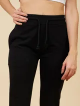 Pantalón deportivo recto color azul marino, con cintura ajustable con cordón.