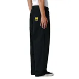 Pantalón negro de corte amplio, estilo workwear, con bolsillos laterales y traseros.