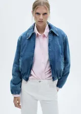 Pantalón de jean blanco, de corte recto, con cierre de cremallera y botón, tiro medio, bolsillos delanteros y traseros.