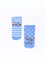Pack de dos pares de medias cortas celestes, uno con rayas horizontales y diseño de Stitch, y otro con lunares blancos y diseño de Stitch.