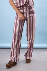 Pantalón de vestir a rayas verticales color marrón, rosa y amarillo, de corte recto y tiro alto.