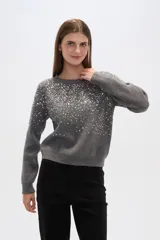 Sweater de punto color gris con lentejuelas plateadas en la parte superior.
