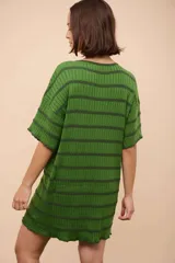 Remerón rojo con rayas horizontales turquesas, de corte recto y suelto, manga corta y cuello redondo.