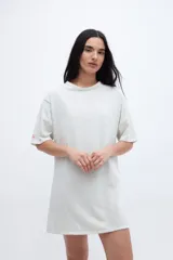 Vestido corto con mangas 3/4 holgadas y tela jersey rayada.