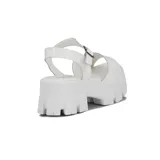 Sandalias negras de charol con plataforma y hebilla al tobillo.