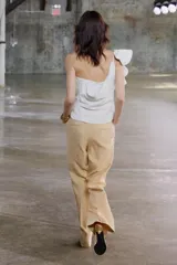 Pantalón de vestir color arena, de tiro medio y corte recto, confeccionado en hilatura con viscosa. Cuenta con bolsillos laterales, raya planchada en delantero y cierre frontal con cremallera, botón y gancho metálico.