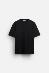 Camiseta negra de corte recto, cuello redondo y mangas cortas.