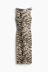 Vestido midi ajustado al cuerpo, con estampado de cebra en tonos beige y negro, escote redondo y sin mangas.