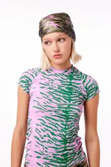 Bandana triangular de seda sintética con estampado tigresa reversible en verde y rosa.