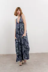 Mono largo de lino con estampado floral en tonos azules, escote en V pronunciado, tirantes anchos y bolsillos laterales.