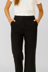 Pantalón negro de viscosa, corte ancho y tiro alto, con bolsillos laterales.