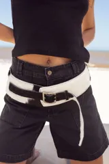 Cinto de cuero negro con diseño de tachas metálicas, ideal para ajustar la cintura o cadera.