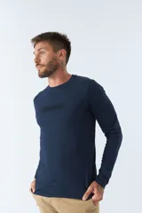 Remera color ocre de manga larga con cuello redondo y logo estampado en el pecho.