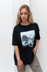 Remerón negro con estampa frontal de dos perros bulldog francés.