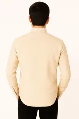Camisa de manga larga color crudo con rayas verticales finas y cuello mao.