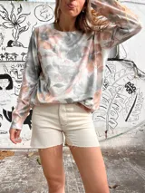 Sweater de punto con estampado floral en tonos gris, rosa y blanco, de corte holgado y mangas largas.