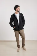 Campera negra de neopreno con capucha y puños con orificio para el pulgar.