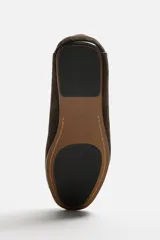 Mocasín de hombre fabricado en piel serraje color marrón.