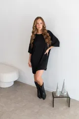 Remerón negro de manga corta, corte oversize y largo por encima de la rodilla.