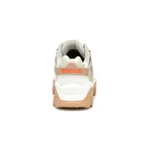 Zapatillas urbanas Cat Reactor de cuero color blanco, con detalles en beige y cordones de trekking color salmón.
