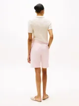 Pantalón corto chino color rosa claro, de corte Mom y tiro alto.