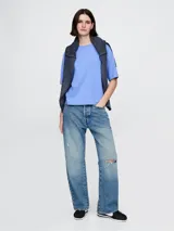 Remera corta color salmón con logo GAP 1969 estampado en el frente.