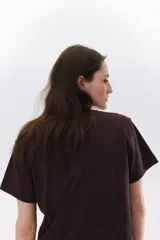 Remera marrón de algodón, corte amplio con hombros caídos y cuello redondo.