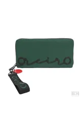 Billetera tipo sobre color verde oscuro con cierre, textura granulada y la palabra "oreiro" en relieve negro en el frente. Incluye un llavero de muñequera negro con texto verde.