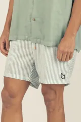 Short de baño a rayas verticales blancas y verde agua, con cordón ajustable en la cintura y logo bordado en la pierna.