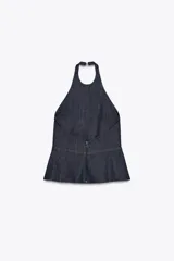Top de cuello halter confeccionado en tejido denim azul. Detalle de pespuntes marcados a tono y espalda descubierta.