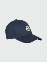 Gorra de béisbol azul marino de la marca Moncler, con logo de la marca bordado en el frente.
