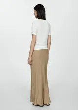 Jersey de punto fino color blanco, de manga corta y cuello redondo.