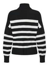 Sweater de punto con cuello alto y mangas largas, a rayas horizontales blancas y negras.