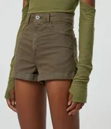 Short de sarga negro con cintura alta, bolsillos delanteros y traseros.