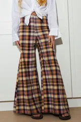 Pantalón acampanado con estampado de cuadros escoceses en tonos marrón, beige, amarillo y uva.