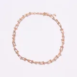 Collar tipo gargantilla de eslabones dorados, con eslabones rectangulares y detalles de bolitas en las uniones. Posee cadena de ajuste en el cierre.